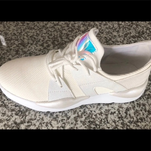 ‼️PRICE IS FIRM‼️Women’s cream white sneakers - Picture 4 of 5